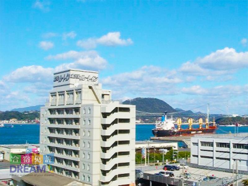 ホテル外観と海
